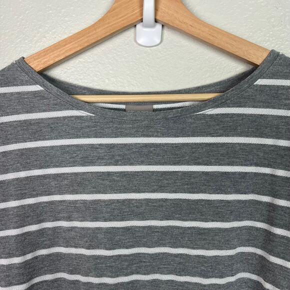 Chico's Zenergy Gray White Stripe Hi Low Short Sleeve Tunic Top Size 2(US 12/14) - Picture 2 of 7
